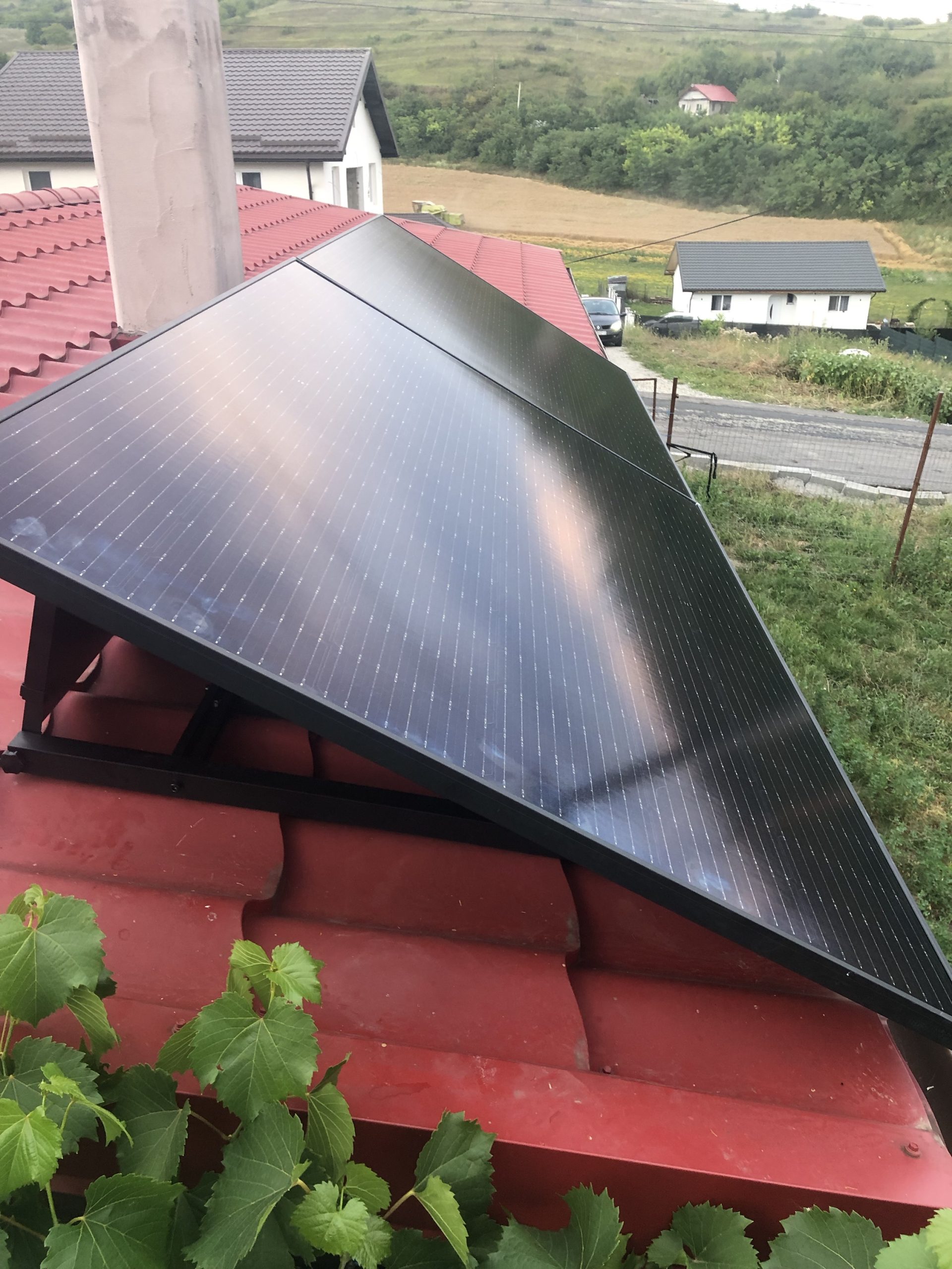 Panouri fotovoltaice de 800W montate pe garaj