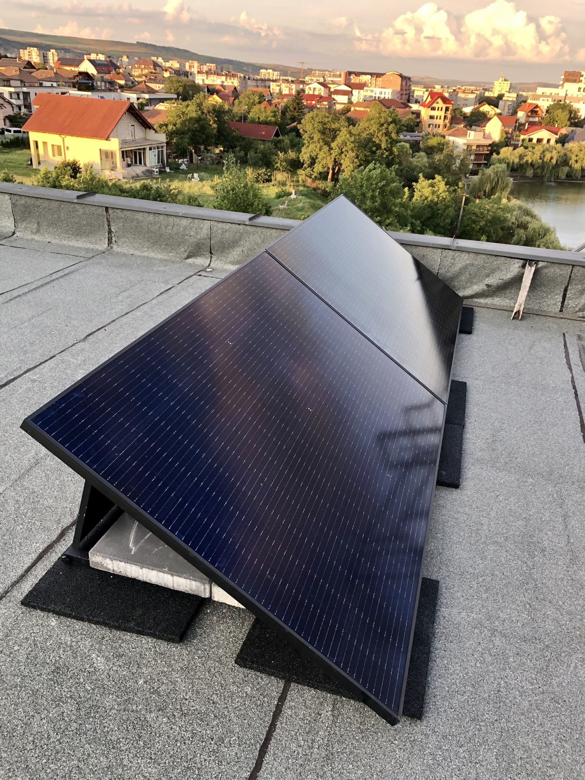 Panouri fotovoltaice de 800W montate pe bloc