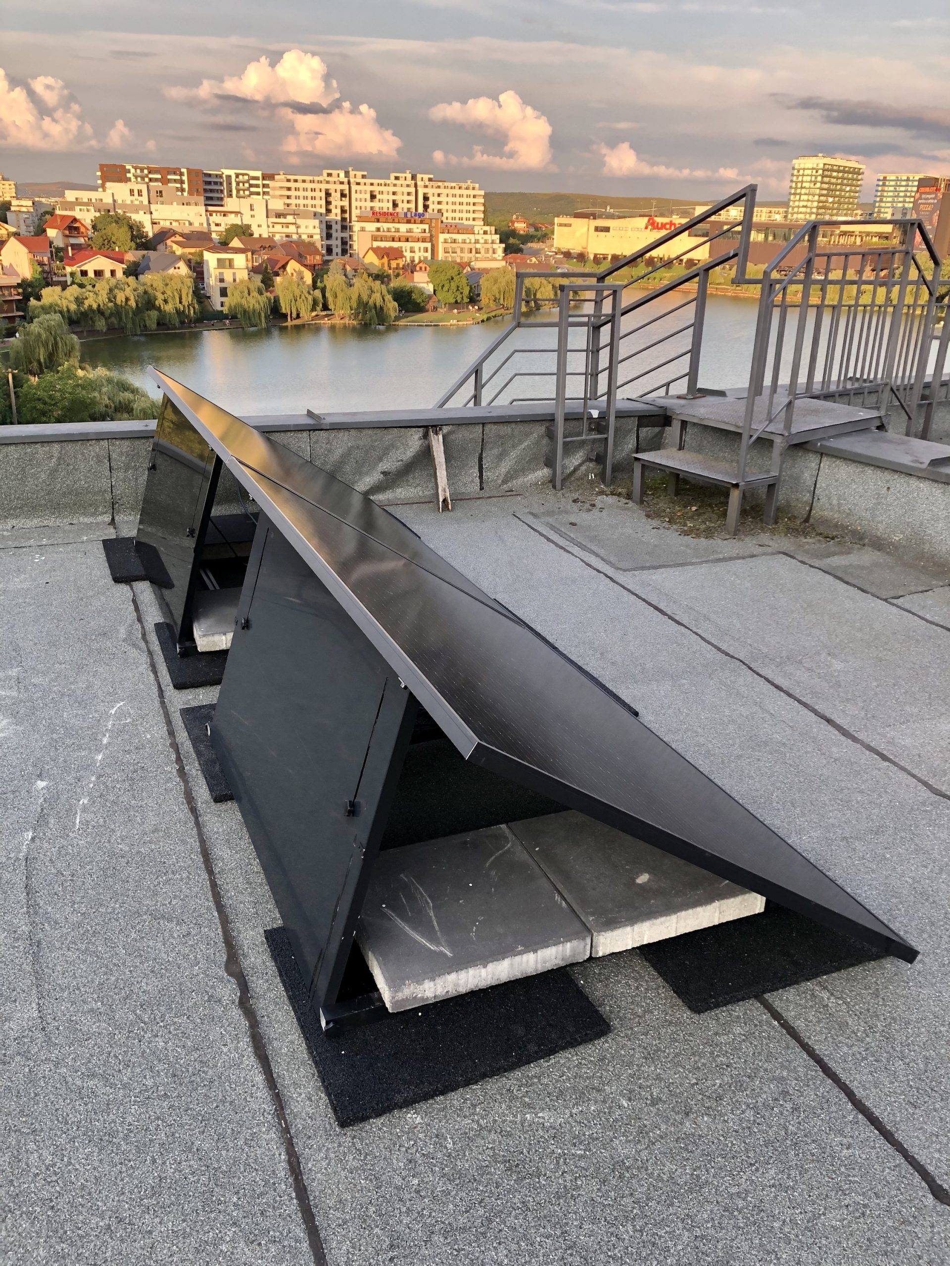 Panouri fotovoltaice de 800W montate pe bloc