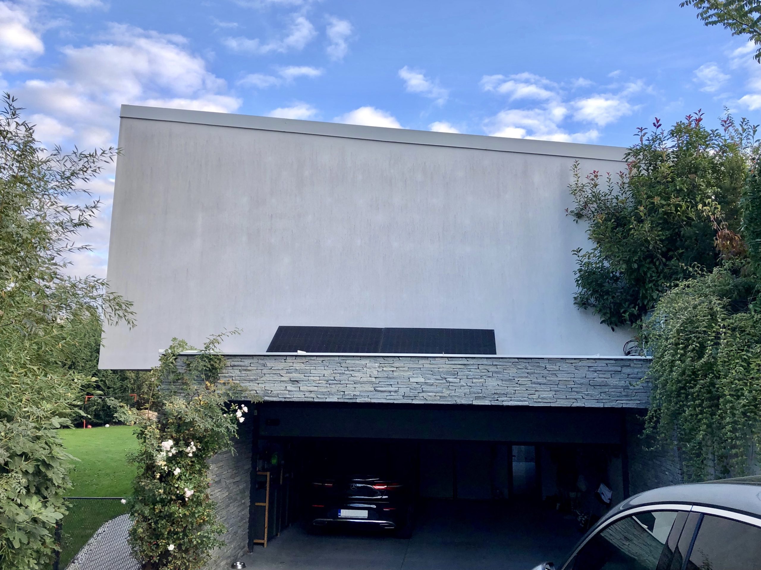 Panouri fotovoltaice de 800W montate pe garaj